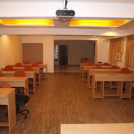 Hotel Maan Residency Ahmedabad Exterior foto
